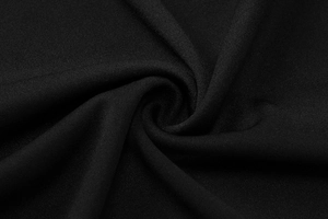Nahaufnahme des schwarzen Strickstoffs mit hochwertiger Webstruktur und Materialqualität