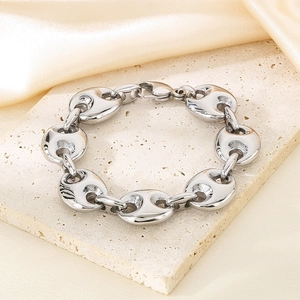 Vista dettagliata del bracciale a maglia chicco di caffè argento con chiusura su pietra