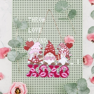 Suspensions de gnomes en bois rose pour la Saint-Valentin avec lettres XOXO et LOVE