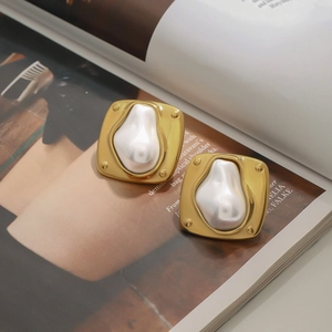 Boucles d'oreilles dorées carrées de style vintage français avec perles blanches élégantes