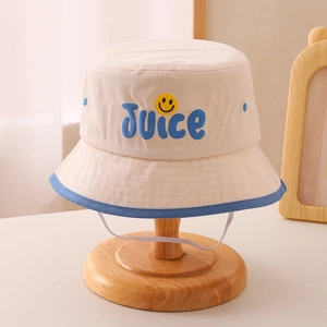 Detail eines Kinder-Fischerhuts mit Juice-Stickerei, Smiley und elastischem Kinnriemen