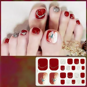 Detail von wasserdichten 3D-Fußnagelstickern in Weinrot und Silberglitzer-Designs