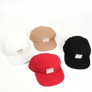 Cappellino baseball 5 pannelli in bianco, kaki, rosso e nero con visiera piatta
