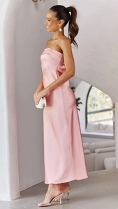 Dettaglio dell'abito midi in raso rosa senza spalline con drappeggio e vestibilità slim