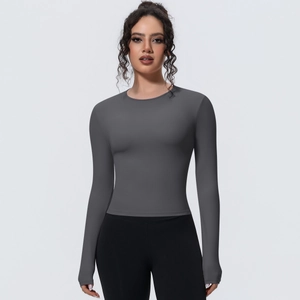 Vue de face du haut de yoga sans couture gris anthracite montrant le tissu respirant