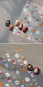 Makro-Detail von 3D-geprägten Weihnachts-Nagelstickern mit Schneemann- und Weihnachtsmann-Motiven