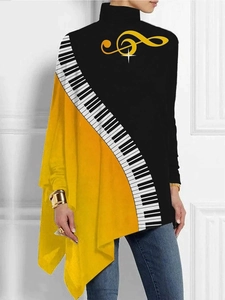 Detalle de la camiseta de cuello alto con notas musicales y teclas en dobladillo irregular
