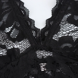 Set sexy due pezzi in pizzo nero con top allacciato al collo a V e dettagli in mesh