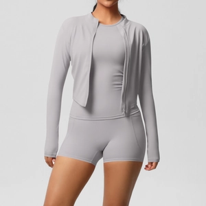 Détails d'un ensemble de yoga gris 3 pièces avec veste zippée et short de sport moulant