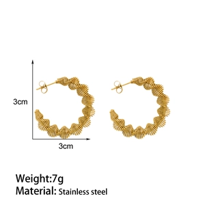 Detail view of 3cm gold-plated stainless steel spring earrings with 7g weight specs