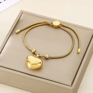 Dettaglio del bracciale a catena serpente placcato oro 18K con ciondolo a cuore