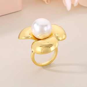 Vista macro dell'anello a petalo in oro 18K con grande dettaglio di perla bianca