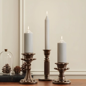 Drie vintage bronzen kandelaars met realistische LED-stompkaarsen voor woondecoratie