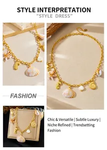 Détail du collier océan plaqué or avec pendentifs étoile de mer, hippocampe et crabe