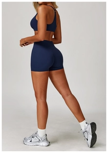Vista posteriore dettagliata del set yoga blu navy con reggiseno e pantaloncini
