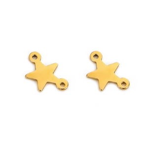Détail de deux pendentifs étoiles à cinq branches dorés avec doubles connecteurs pour bijoux