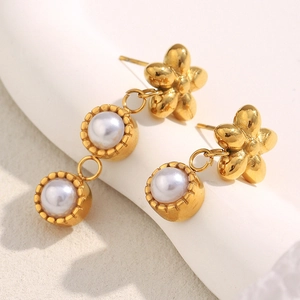 Exquisite 18K gold-plated asymmetrical flower drop earrings with white pearls for women