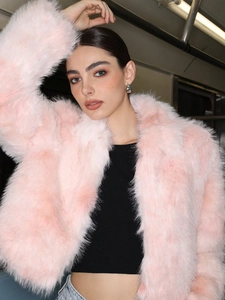Veste en fausse fourrure rose pour femme avec col montant dans un style urbain chic