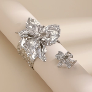 Set aus versilbertem Armreif und Ring mit organischem Blumenmuster und Falten-Effekt