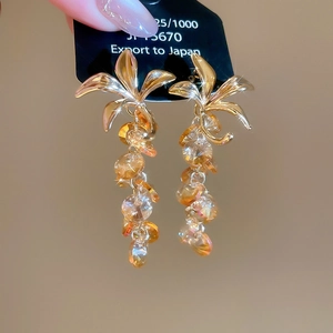 Gros plan sur les boucles d'oreilles fleur en argent S925 et cristal de champagne