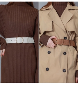 Comparaison de ceintures en cuir blanc et daim marron avec boucles ovales dorées
