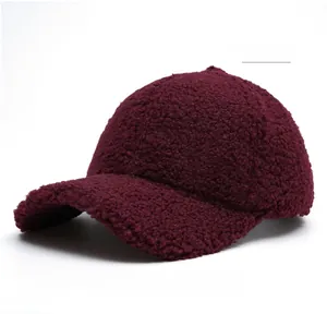 Texture détaillée d'une casquette de baseball bordeaux en laine d'agneau et tissu pelucheux