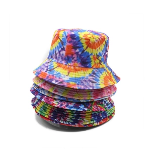 Set di cinque cappelli a secchiello tie-dye colorati con tesa larga su sfondo bianco