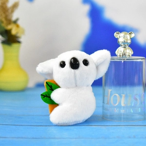 Nahaufnahme eines weißen Plüsch-Koala-Anhängers mit weicher Textur und süßem Blatt-Accessoire