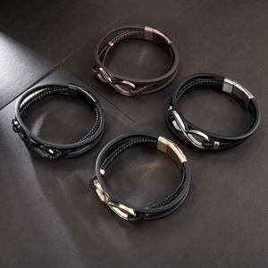 Dettaglio di bracciali multistrato in pelle intrecciata con simbolo infinito in 4 colori