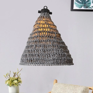 Rustikaler grauer Lampenschirm aus Strickseil im Boho-Stil mit warmem Lichteffekt