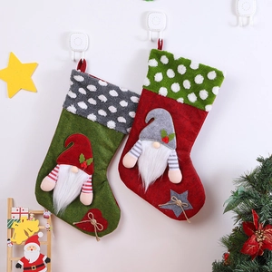 Chaussettes de Noël suspendues avec gnomes en peluche pour décoration de sapin festive