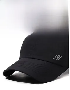 Dettaglio della visiera rigida e del logo su un cappello sportivo nero traspirante