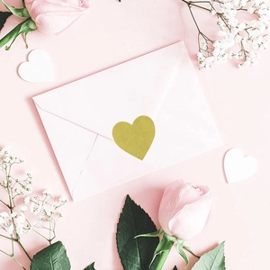 Busta rosa per matrimonio con adesivo dorato a forma di cuore e decorazione floreale
