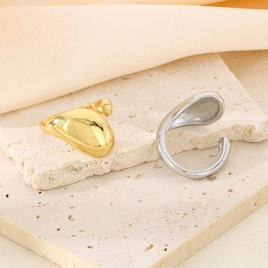 Anelli geometrici minimalisti in oro 18k e argento su supporto in pietra