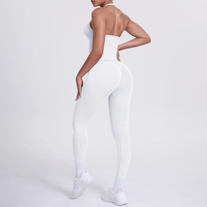 Detailansicht des weißen Yoga-Sets mit rückenfreiem Neckholder-Top und High-Waist-Leggings