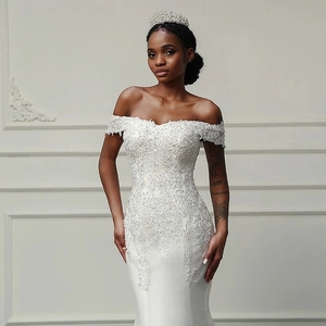 Elegantes schulterfreies Meerjungfrau-Brautkleid mit floraler Spitzenstickerei und Satin