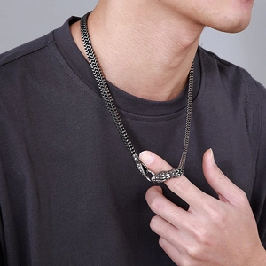 Retro stainless steel keel snake chain necklace with bitten snake head pendant for men