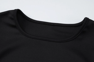 Détail du col rond et de la double couture sur le tissu de la robe en maille noire