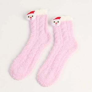 Detailansicht rosa Korallenfleece-Socken mit 3D-Plüsch-Weihnachtsmann-Verzierungen
