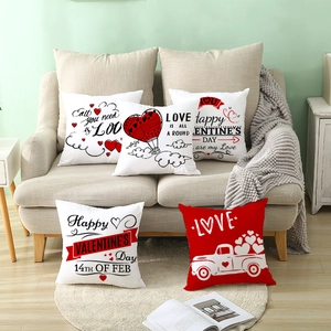 Dettaglio di cinque federe per cuscini di San Valentino con motivi a cuore sul divano