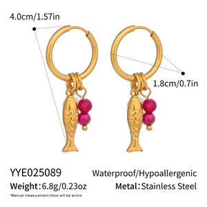 Details von wasserdichten Edelstahl-Fischohrringen mit rosa Perlen und Maßen