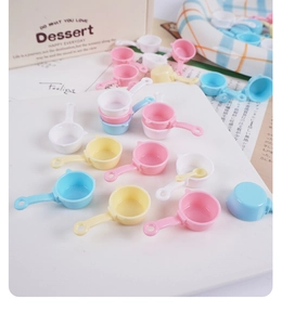 Miniatur-Puppenhauspfannen in Rosa, Blau, Gelb und Weiß für kreatives Basteln und Spielen