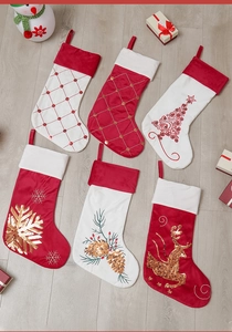 Details von Plüsch-Weihnachtssocken mit Pailletten, Rentier- und Schneeflockenmustern