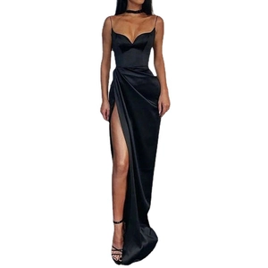 Robe de soirée élégante en satin noir avec fines bretelles et fente latérale haute