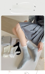 Détail de quatre paires de chaussettes montantes à côtes avec bordure en dentelle blanche