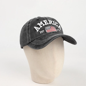 Détail de la broderie drapeau américain sur casquette de baseball en coton gris délavé