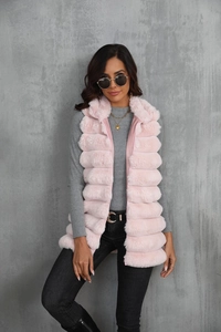 Détail de la texture en fausse fourrure rose sur une veste longue à couches