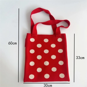 Borsa tote in maglia rossa a pois con misure 60 cm di altezza e 30 cm di larghezza