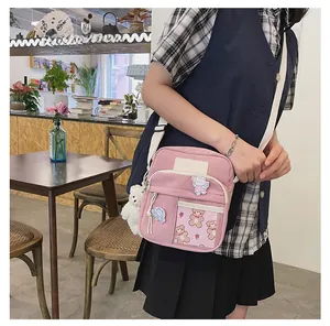 Sac bandoulière en toile rose avec poche transparente et breloque ours en peluche
