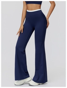 Vue détaillée du pantalon de yoga évasé à taille haute avec ceinture contrastée